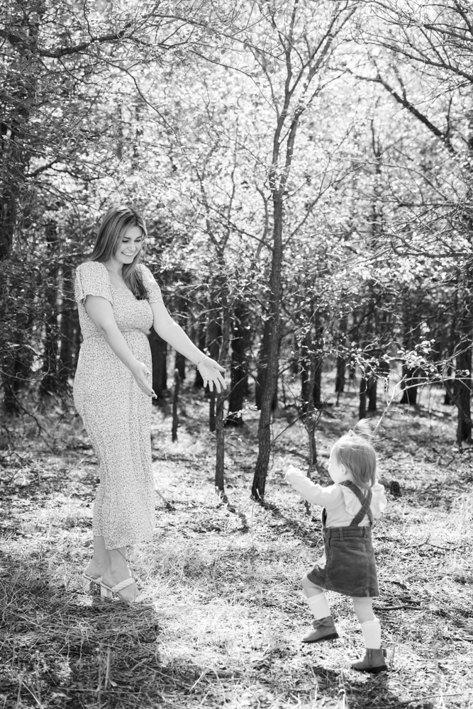 Soft autumn maternity portraits in Fort Worth